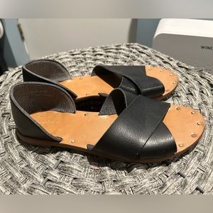 Universal threads black “leather” sandals 7.5